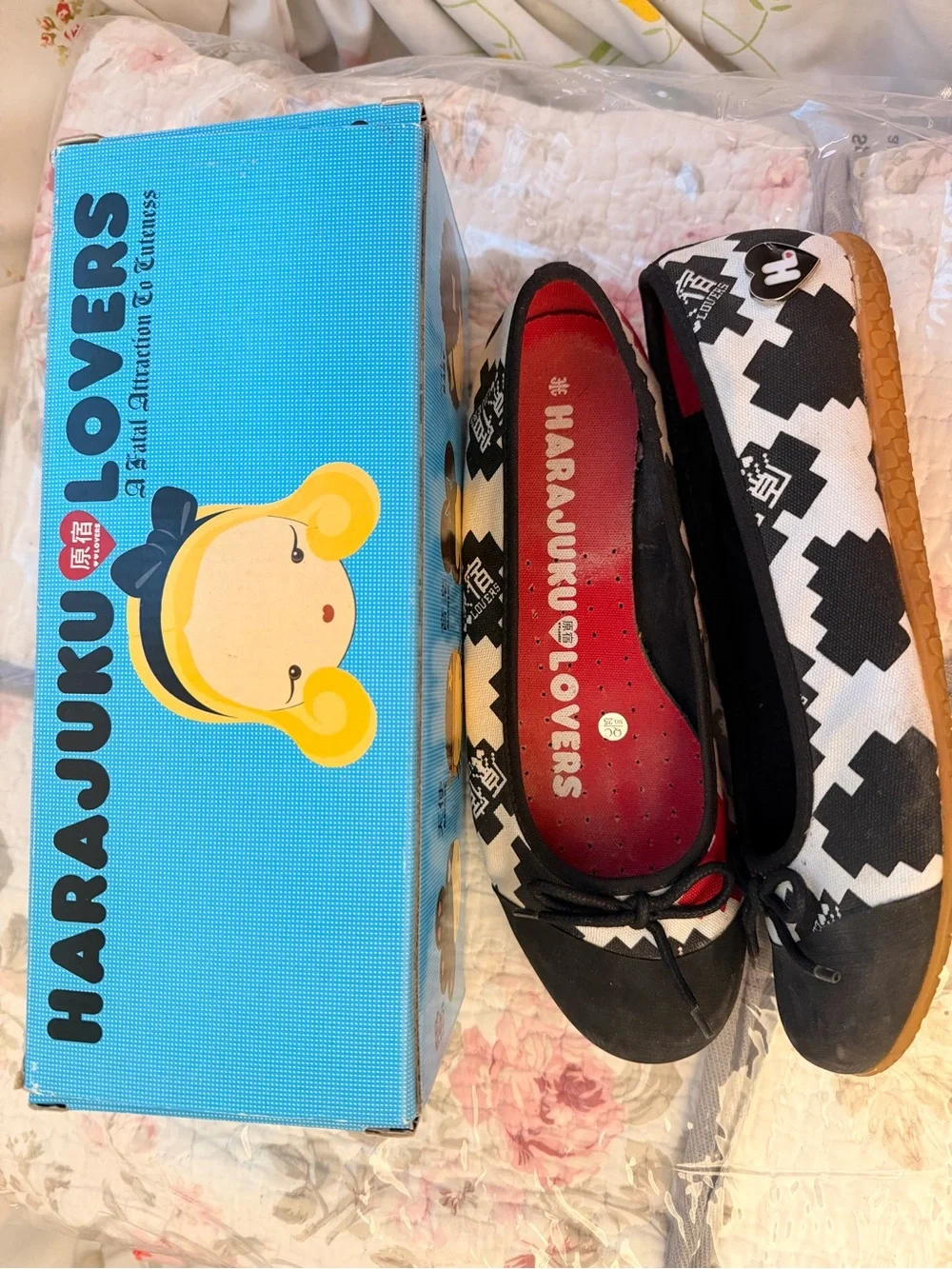 Harajuku Lovers Black & White Heart Accent Ballet Flats - Picture 2 of 4